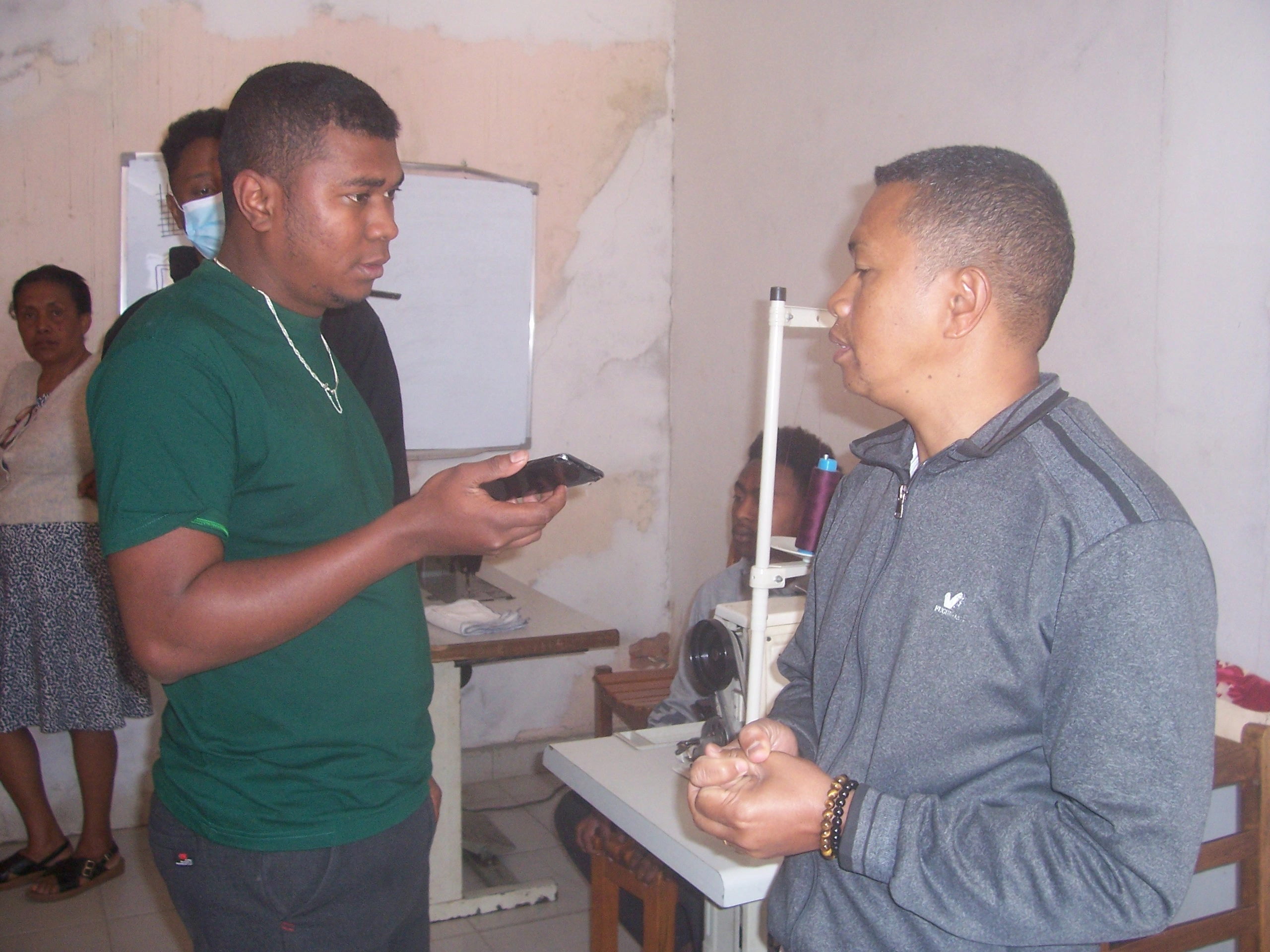 Stagiaire interviewant un formateur